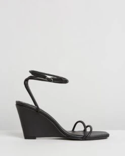 Chloe Wedges Black By Caverley